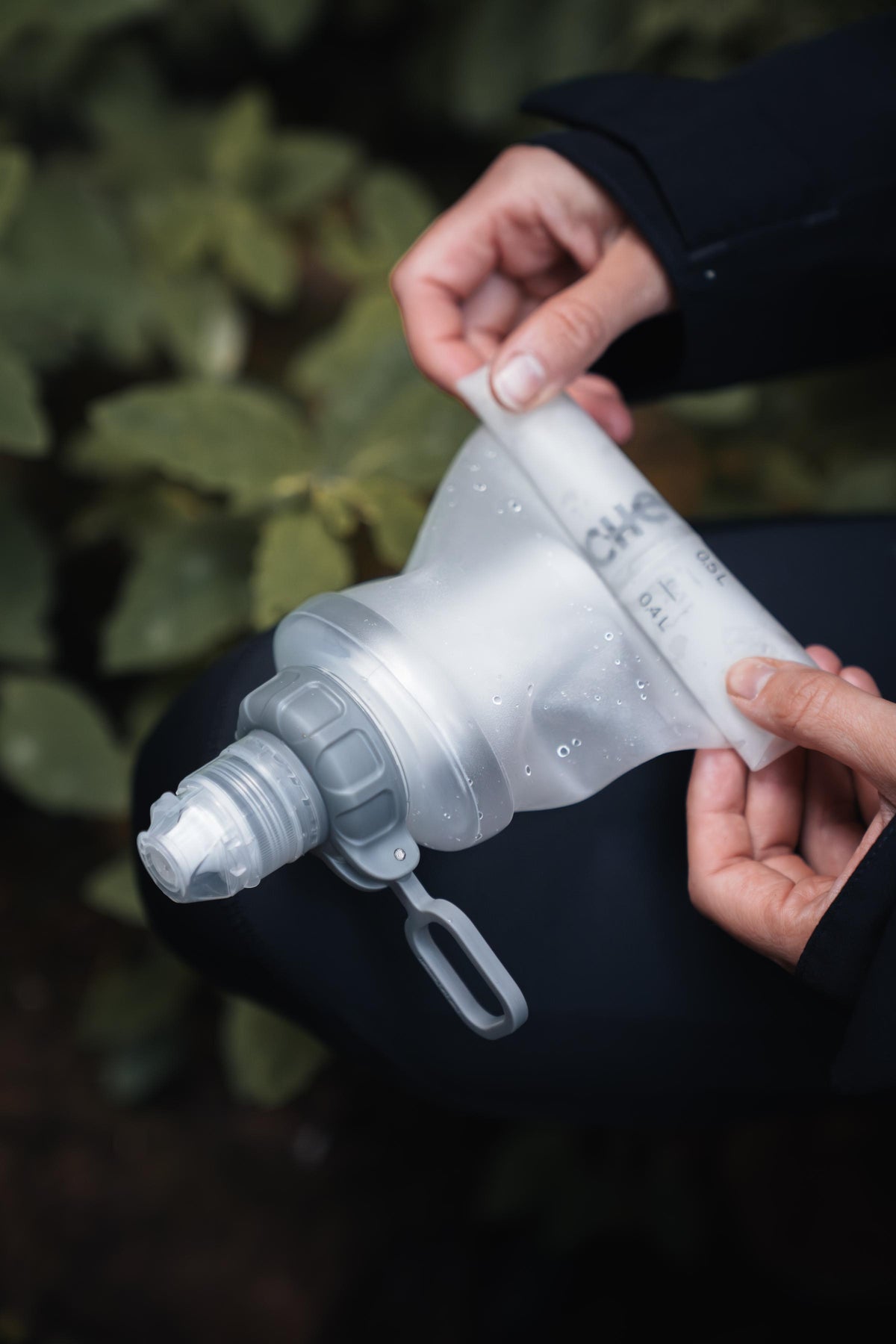 Trinken aus dem Bachgold Squeeze während des Wanderns