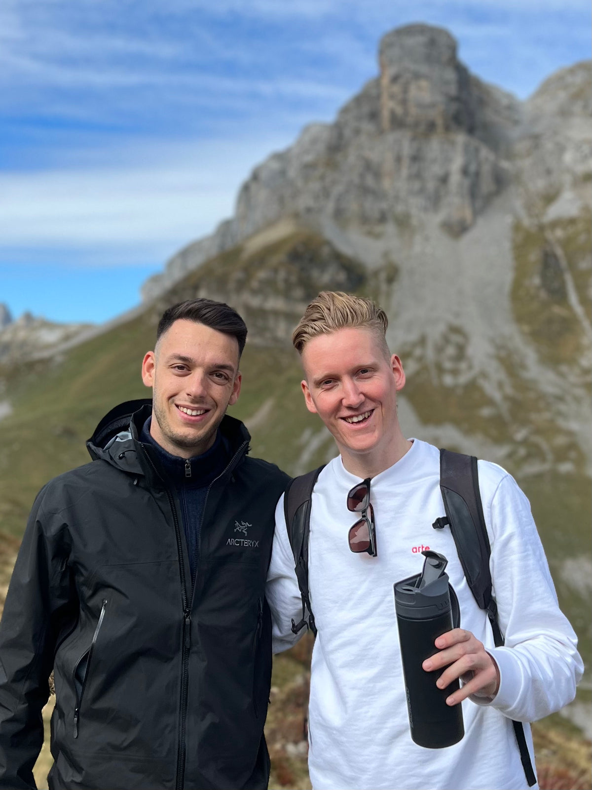 Die beiden Bachgold-Gründer am Gletschersee mit dem ersten Selfpress-Wasserfilter
