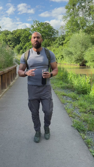 Kunde nimmt die Bachgold Selfpress Filterflasche mit auf die Wanderung