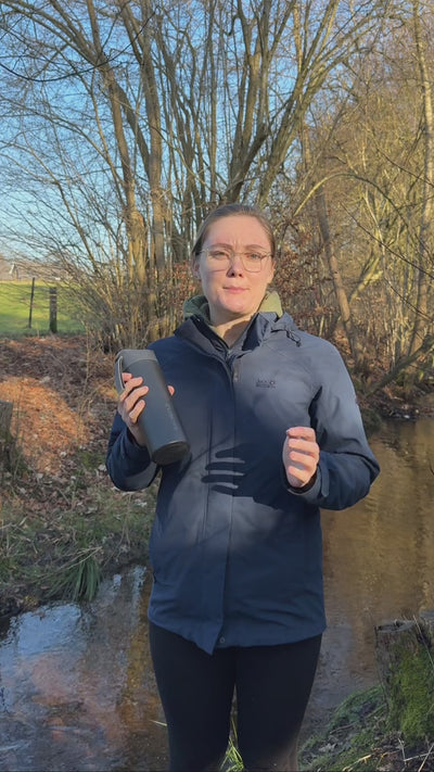 Kundin testet die Bachgold Selfpress Filterflasche am Bach